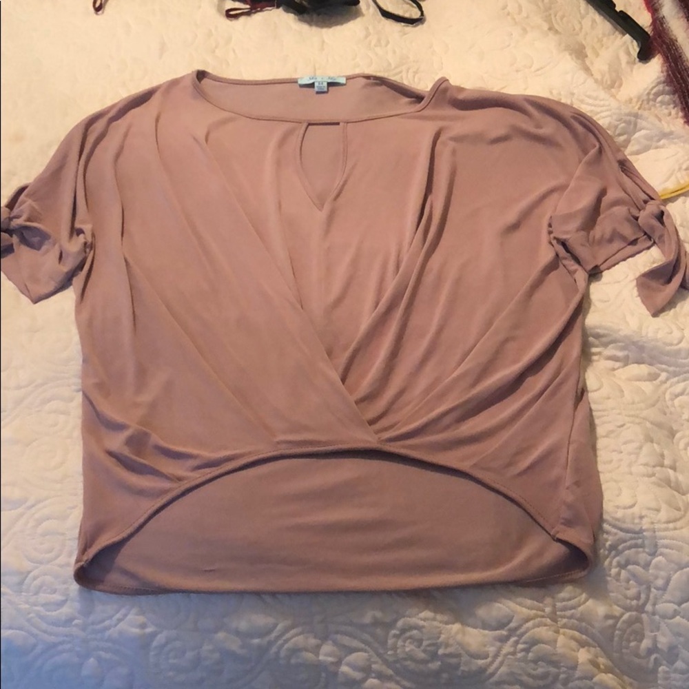 Keyhole top with sleeve tie details